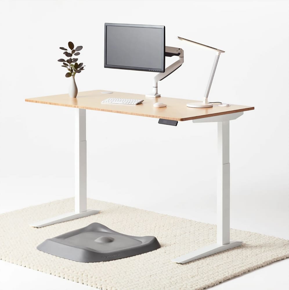 How to Choose a Standing Desk, According to Ergonomic Experts